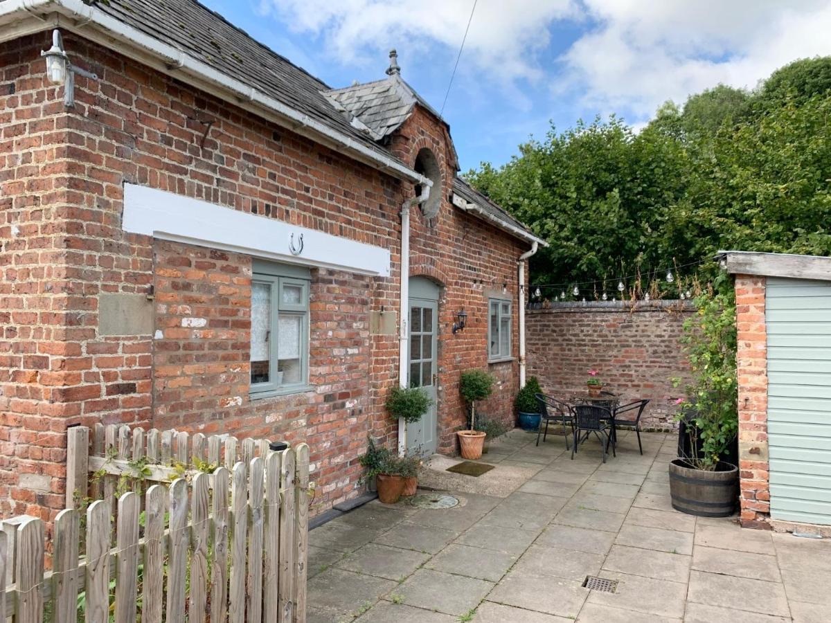 The Little Coach House In Wales Hotel Newtown  Exterior photo